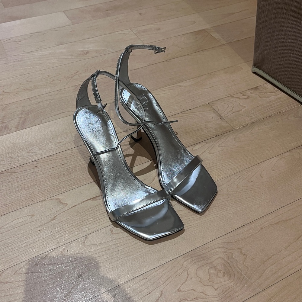 Marc fisher women’s silver sandal heels size 5